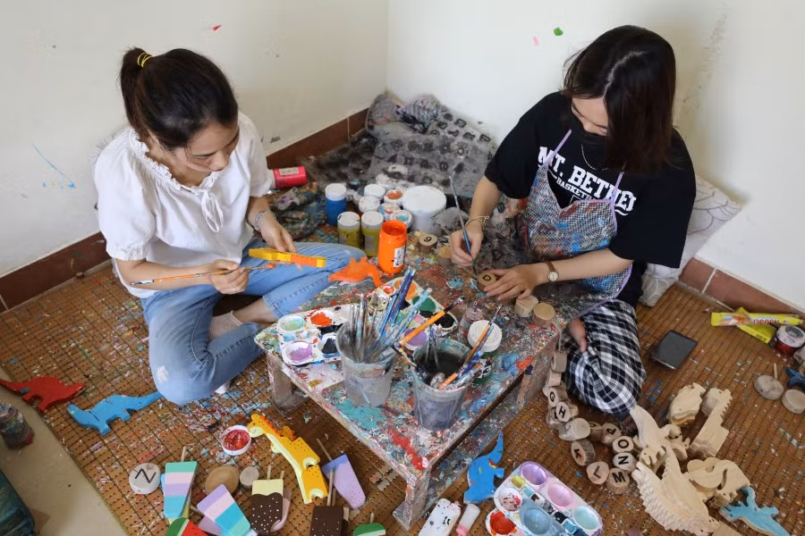 Cô nàng kiến trúc sư biến gỗ tạp thành đồ chơi mầm non thông minh ảnh 1