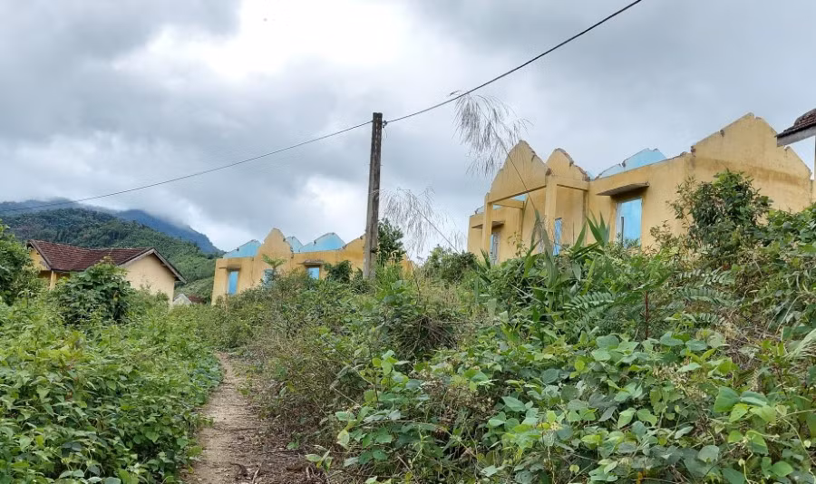 Nhiều căn nhà tái định cư bị mất nóc, cảnh vật hoang tàn.