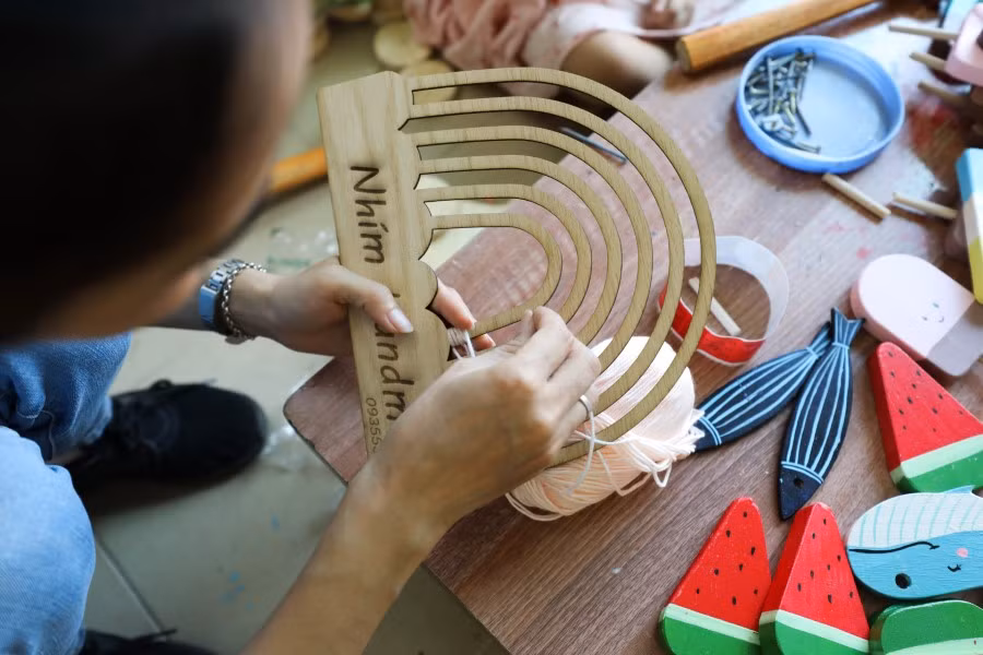 Cô nàng kiến trúc sư biến gỗ tạp thành đồ chơi mầm non thông minh ảnh 3