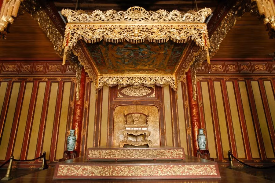 Toàn cảnh ngai vua triều Nguyễn tại điện Thái Hòa.