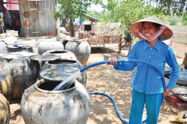 Người dân bơm nước ngọt, trữ nước trong mùa hạn, mặn. Người dân bơm nước ngọt, trữ nước trong mùa hạn, mặn.
