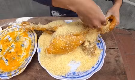 Trong suốt quá trình chế biến món ăn, con trai bà Tân đều không đeo găng tay khiến mọi người ái ngại.