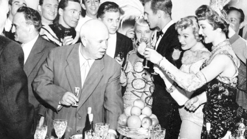 Ông Nikita Khrushchev giao lưu với các “thiên thần Hollywood”. Ảnh: TASS Newsreel