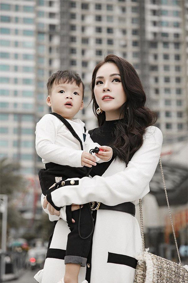 Mỹ nhân Việt lấy chồng giàu không như mơ: Người mất quyền nuôi con, kẻ ra đi tay trắng - Ảnh 2 Mỹ nhân Việt lấy chồng giàu không như mơ: Người mất quyền nuôi con, kẻ ra đi tay trắng - Ảnh 2