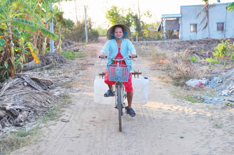 Người dân phải chở nước ngọt về sử dụng trong mùa hạn, mặn. Người dân phải chở nước ngọt về sử dụng trong mùa hạn, mặn.