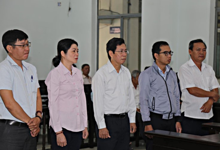 Ông Lê Huy Toàn (giữa) và các đồng phạm tại tòa Ông Lê Huy Toàn (giữa) và các đồng phạm tại tòa