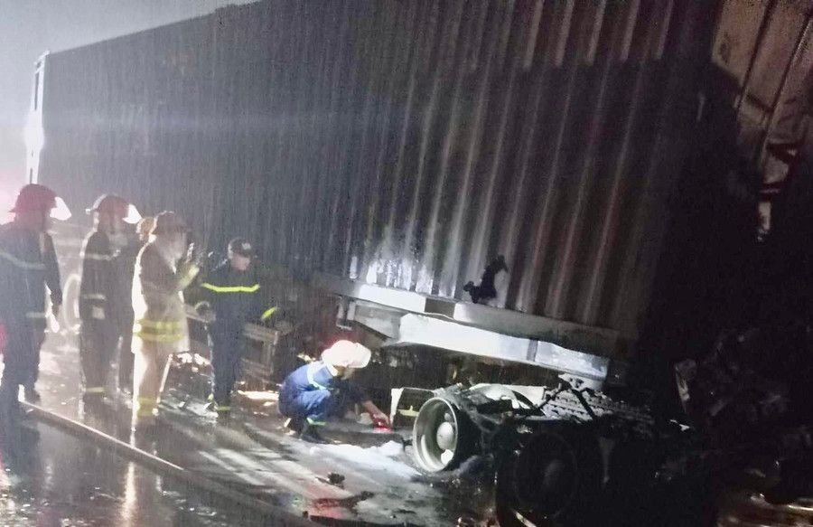 Lực lượng chức năng đang điều tra nguyên nhân vụ tai nạn. Lực lượng chức năng đang điều tra nguyên nhân vụ tai nạn.