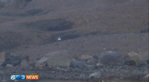 Chiếc xe của gia đình người Mỹ bị mắc kẹt trên núi. Ảnh: youtube du-khach-bi-mac-ket-tren-nui-vi-ngam-tuyet-roi