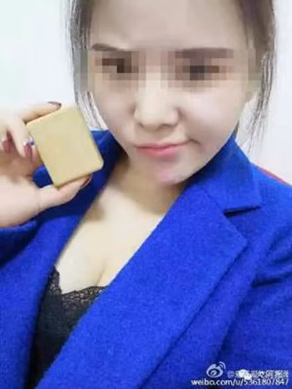  Cô gái trẻ và miếng bánh xà phòng làm từ mỡ mình - món quà tặng độc đáo mà cô gửi bạn trai cũ. Ảnh: Weibo 