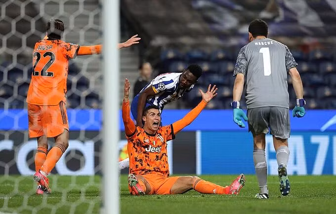 Ronaldo nhạt nhoà trong trận Juve thua chủ nhà Porto 1-2.