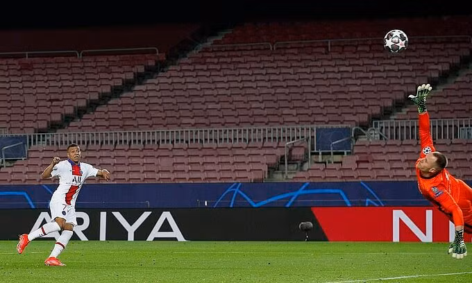 Mbappe ghi hat-trick bàn thắng giúp PSG huỷ diệt Barca ngay tại Nou Camp.