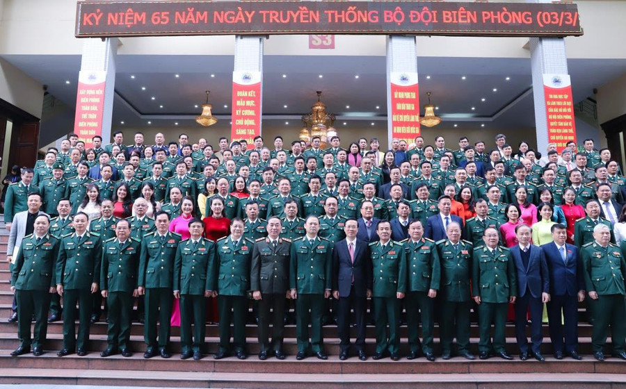 Chủ tịch nước Võ Văn Thưởng chụp ảnh lưu niệm với các đại biểu dự Lễ kỷ niệm. Chủ tịch nước Võ Văn Thưởng chụp ảnh lưu niệm với các đại biểu dự Lễ kỷ niệm.