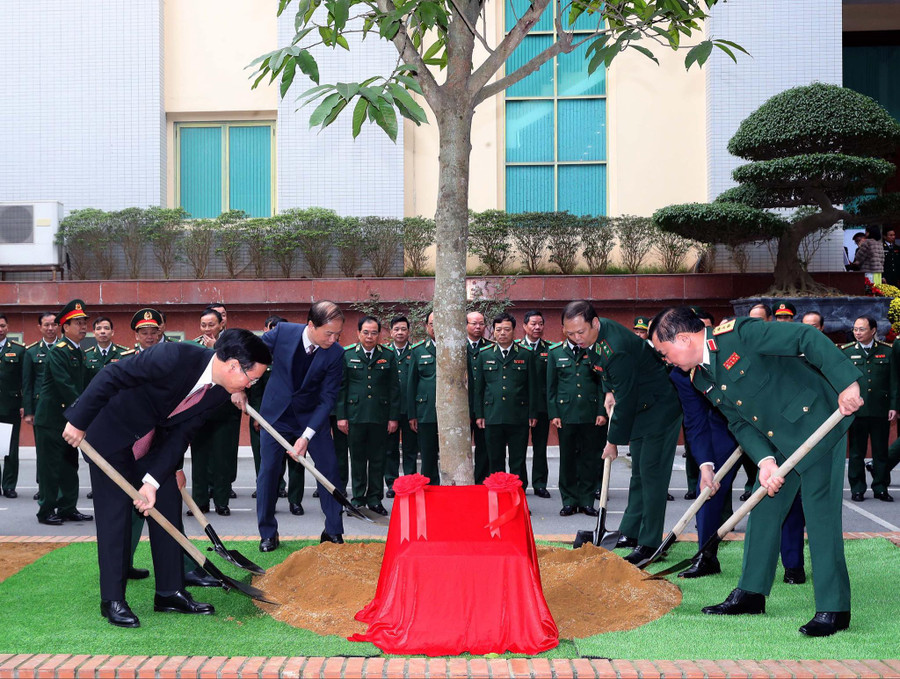 Chủ tịch nước Võ Văn Thưởng và các đại biểu trồng cây lưu niệm trong khuôn viên Cơ quan Bộ Tư lệnh BĐBP. Chủ tịch nước Võ Văn Thưởng và các đại biểu trồng cây lưu niệm trong khuôn viên Cơ quan Bộ Tư lệnh BĐBP.