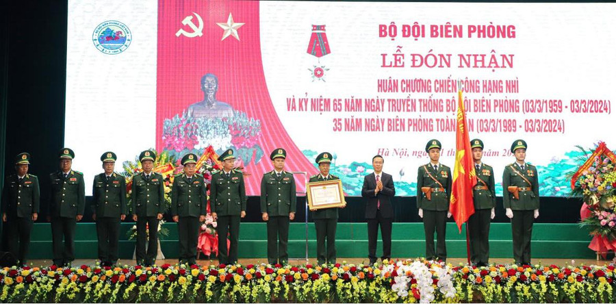 Chủ tịch nước Võ Văn Thưởng trao tặng Huân chương Chiến công hạng Nhì cho lực lượng BĐBP. Chủ tịch nước Võ Văn Thưởng trao tặng Huân chương Chiến công hạng Nhì cho lực lượng BĐBP.
