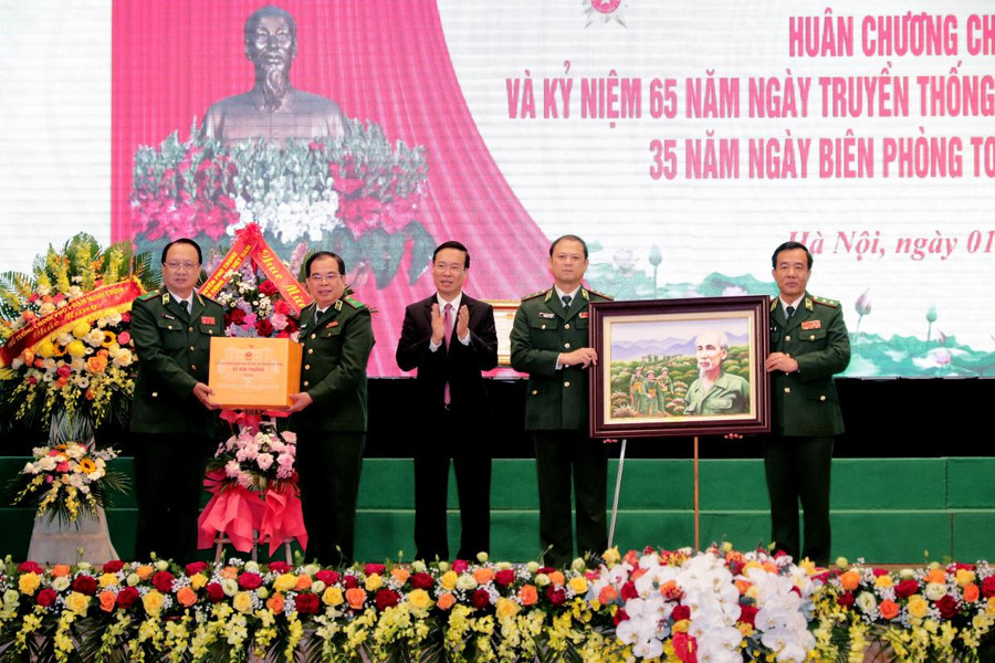 Chủ tịch nước Võ Văn Thưởng tặng quà cho lực lượng BĐBP. Chủ tịch nước Võ Văn Thưởng tặng quà cho lực lượng BĐBP.