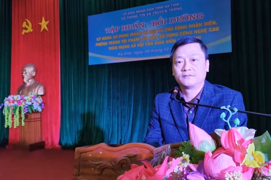 Ông Đặng Văn Đức – Trưởng phòng Bưu chính viễn thông Sở TT&TT Hà Tĩnh phát biểu khai mạc. Ông Đặng Văn Đức – Trưởng phòng Bưu chính viễn thông Sở TT&TT Hà Tĩnh phát biểu khai mạc.