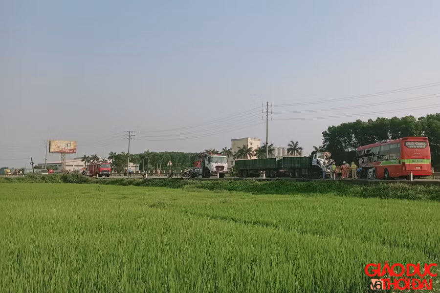 Tài xế xe đầu kéo mang BKS Lào đã tử vong. (Ảnh: Vũ Long)