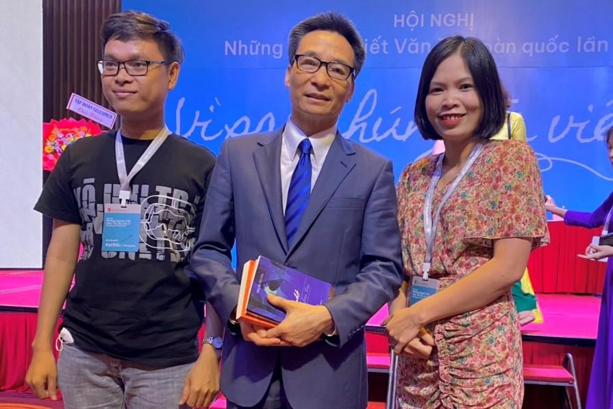 Trần Ngọc Diệp vinh dự được gặp Phó thủ tướng Vũ Đức Đam tại Hội nghị viết Văn trẻ toàn quốc lần thứ X diễn ra tại Đà Nẵng vào tháng 6/2022 (Ảnh: NVCC). Trần Ngọc Diệp vinh dự được gặp Phó thủ tướng Vũ Đức Đam tại Hội nghị viết Văn trẻ toàn quốc lần thứ X diễn ra tại Đà Nẵng vào tháng 6/2022 (Ảnh: NVCC).