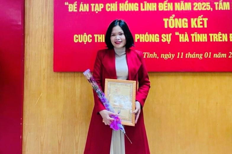 Cô Diệp vinh dự nhận giải thưởng trong buổi Lễ tổng kết cuộc thi bút ký và phóng sự "Hà Tĩnh trên đường phát triển" (Ảnh: NVCC). Cô Diệp vinh dự nhận giải thưởng trong buổi Lễ tổng kết cuộc thi bút ký và phóng sự "Hà Tĩnh trên đường phát triển" (Ảnh: NVCC).