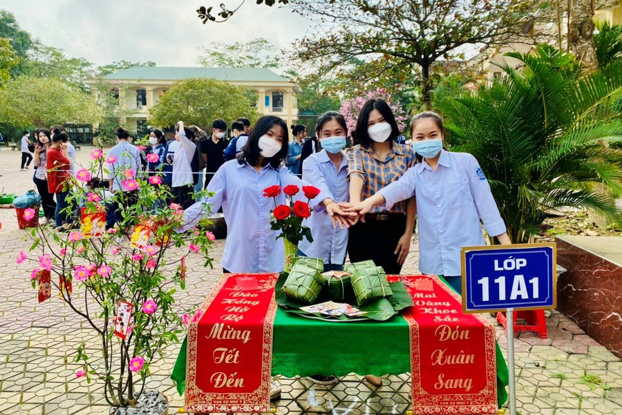 Cô Diệp (áo sọc) cùng học sinh trong giờ học ngoại khóa (Ảnh: NVCC). Cô Diệp (áo sọc) cùng học sinh trong giờ học ngoại khóa (Ảnh: NVCC).