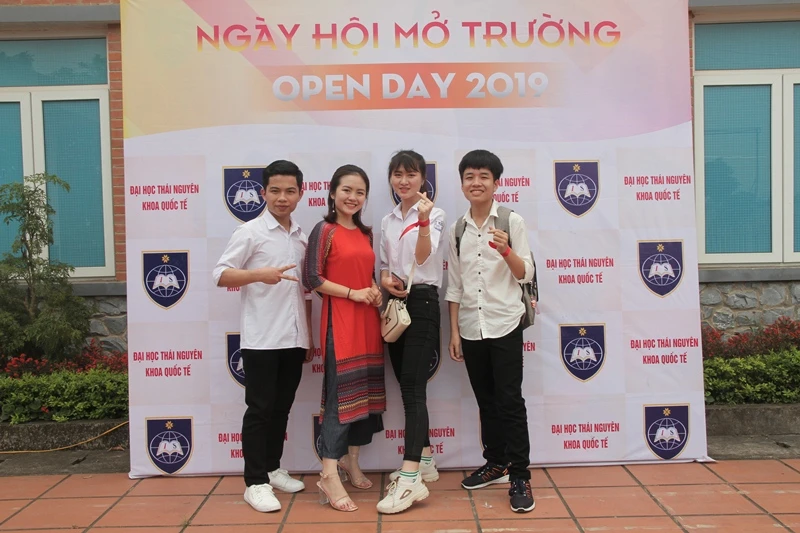 Học sinh háo hứng trong Ngày hội mở trường - Open Day của Khoa 