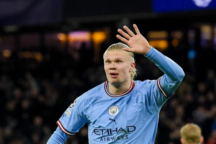 Haaland giơ bàn tay, ám chỉ ghi 5 bàn.