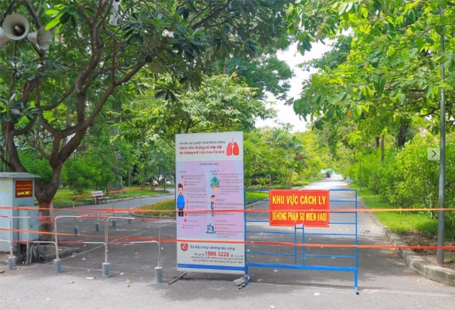 Hàng rào chắn tách biệt 2 nửa bệnh viện, kể cả tách biệt 2 nhóm nhân viên cho 2 chức năng (Ảnh: Sở Y tế)