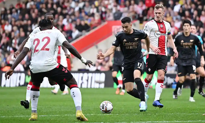 Hòa Southampton khiến Arsenal (áo đen) lần thứ hai không thắng ở Ngoại hạng Anh mùa này.