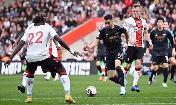 Hòa Southampton khiến Arsenal (áo đen) lần thứ hai không thắng ở Ngoại hạng Anh mùa này.