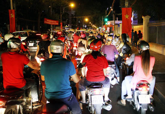 Hàng vạn người đổ về trung tâm Thành phố tối 30/4 ảnh 9 Hàng vạn người đổ về trung tâm Thành phố tối 30/4 ảnh 9