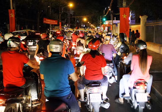 Hàng vạn người đổ về trung tâm Thành phố tối 30/4 ảnh 9