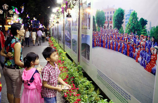 Hàng vạn người đổ về trung tâm Thành phố tối 30/4 ảnh 10 Hàng vạn người đổ về trung tâm Thành phố tối 30/4 ảnh 10