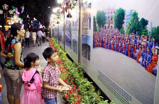 Hàng vạn người đổ về trung tâm Thành phố tối 30/4 ảnh 10