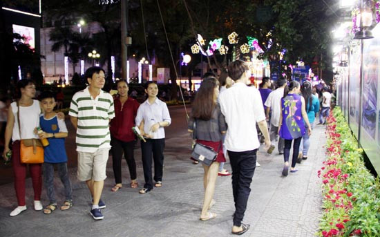 Hàng vạn người đổ về trung tâm Thành phố tối 30/4 ảnh 11 Hàng vạn người đổ về trung tâm Thành phố tối 30/4 ảnh 11