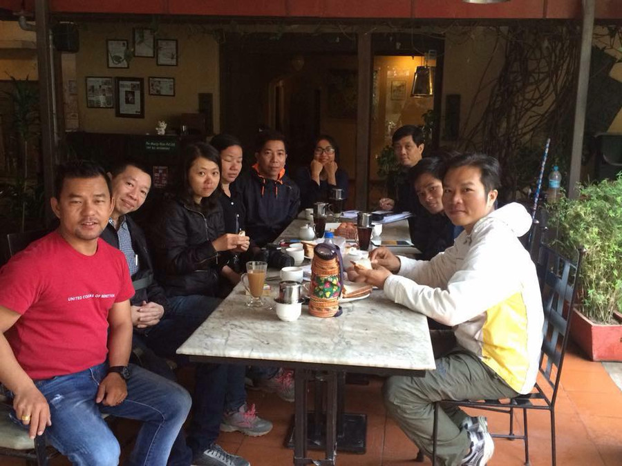 Vẫn chưa liên lạc được với 5 người Việt mắc kẹt trên núi Nepal ảnh 2 Đoàn của Đại sứ quán Ấn Độ cùng các bạn người Việt tại quán Pho 99 ngày 29/4 (Ảnh chị Cương cung