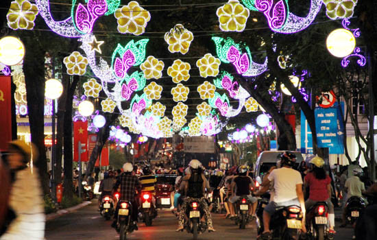 Hàng vạn người đổ về trung tâm Thành phố tối 30/4 ảnh 8 Hàng vạn người đổ về trung tâm Thành phố tối 30/4 ảnh 8