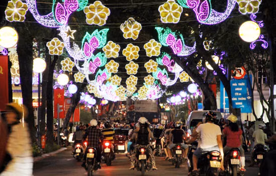 Hàng vạn người đổ về trung tâm Thành phố tối 30/4 ảnh 8