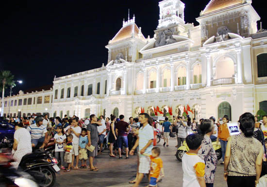 Hàng vạn người đổ về trung tâm Thành phố tối 30/4 ảnh 3 Hàng vạn người đổ về trung tâm Thành phố tối 30/4 ảnh 3