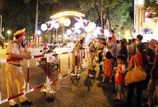 Hàng vạn người đổ về trung tâm Thành phố tối 30/4 ảnh 4 Hàng vạn người đổ về trung tâm Thành phố tối 30/4 ảnh 4