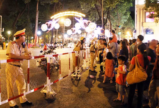 Hàng vạn người đổ về trung tâm Thành phố tối 30/4 ảnh 4