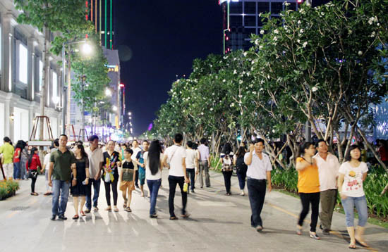 Hàng vạn người đổ về trung tâm Thành phố tối 30/4 ảnh 2 Hàng vạn người đổ về trung tâm Thành phố tối 30/4 ảnh 2