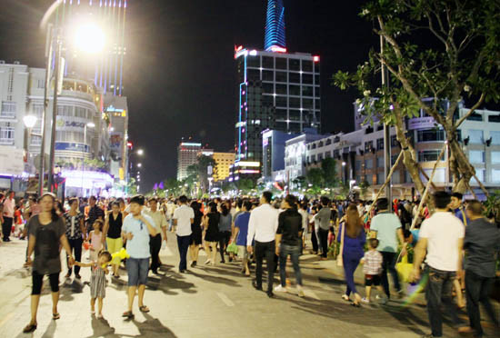 Hàng vạn người đổ về trung tâm Thành phố tối 30/4 ảnh 1 Hàng vạn người đổ về trung tâm Thành phố tối 30/4 ảnh 1