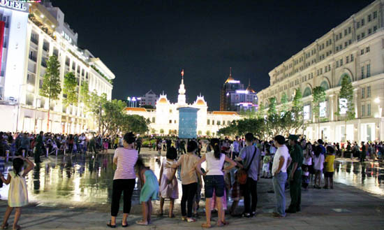 Hàng vạn người đổ về trung tâm Thành phố tối 30/4 ảnh 5 Hàng vạn người đổ về trung tâm Thành phố tối 30/4 ảnh 5