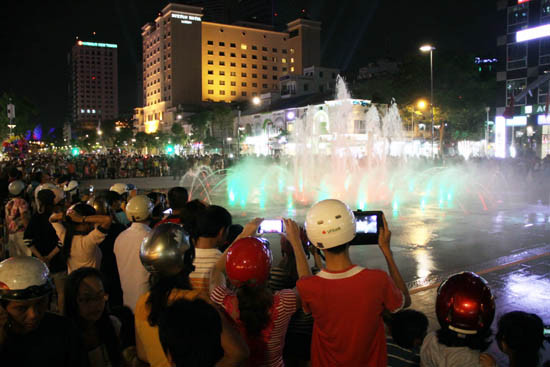 Hàng vạn người đổ về trung tâm Thành phố tối 30/4 ảnh 6 Hàng vạn người đổ về trung tâm Thành phố tối 30/4 ảnh 6