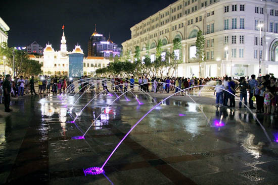 Hàng vạn người đổ về trung tâm Thành phố tối 30/4 ảnh 7 Hàng vạn người đổ về trung tâm Thành phố tối 30/4 ảnh 7