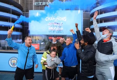 Bên ngoài sân Etihad khoảng 100 người tự tập, họ đốt pháo sáng...