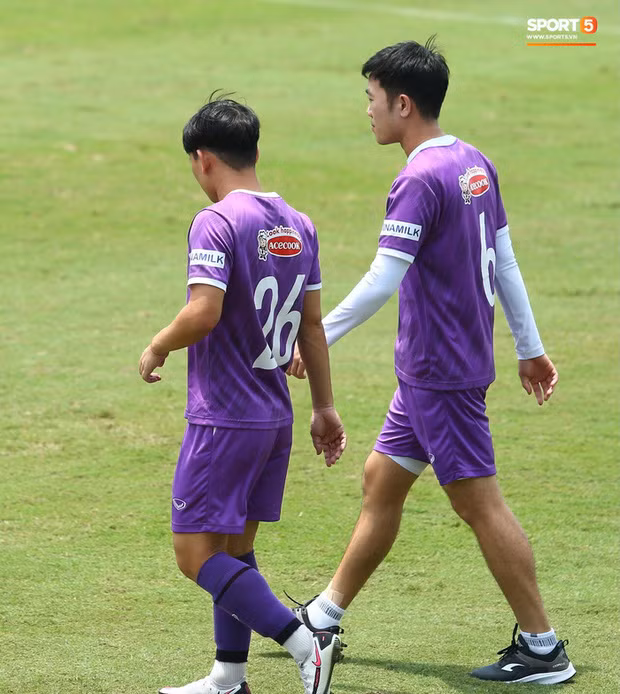 Xuân Trường chấn thương cổ chân phải tập riêng sáng 12/5.