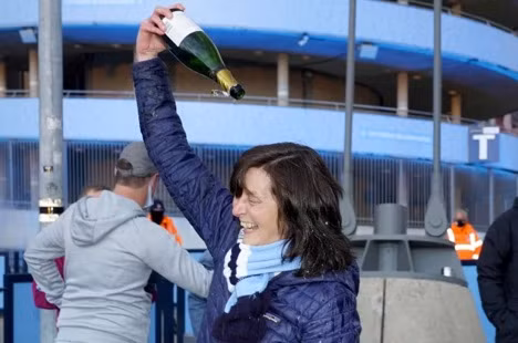 Cổ động viên nữ đổ sâm banh lên đầu lên tóc bên ngoài sân Etihad.