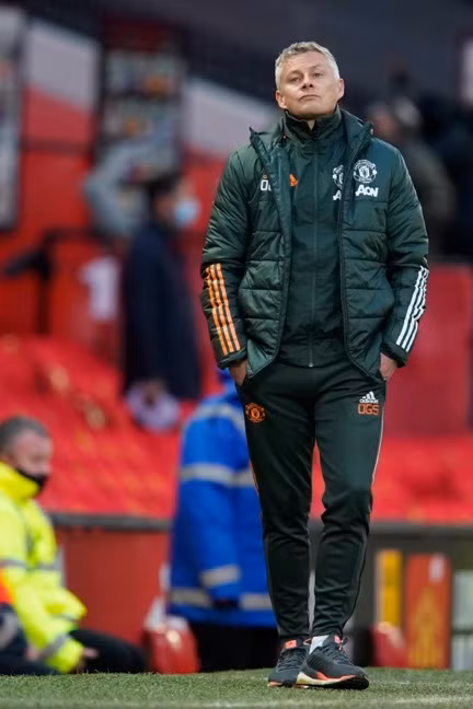 Thuyền trưởng Man Utd "đau lòng" chúc mừng địch thủ Man City vô địch Ngoại hạng Anh.