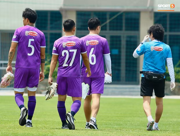 Xuân Trường cùng 2 đồng đội phải tập riêng cùng bác sĩ đội tuyển.